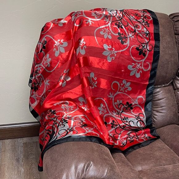 Beautiful Scarf Women's Size 40” X 40” Red Black Floral Print Chiffon Classic - Picture 1 of 13